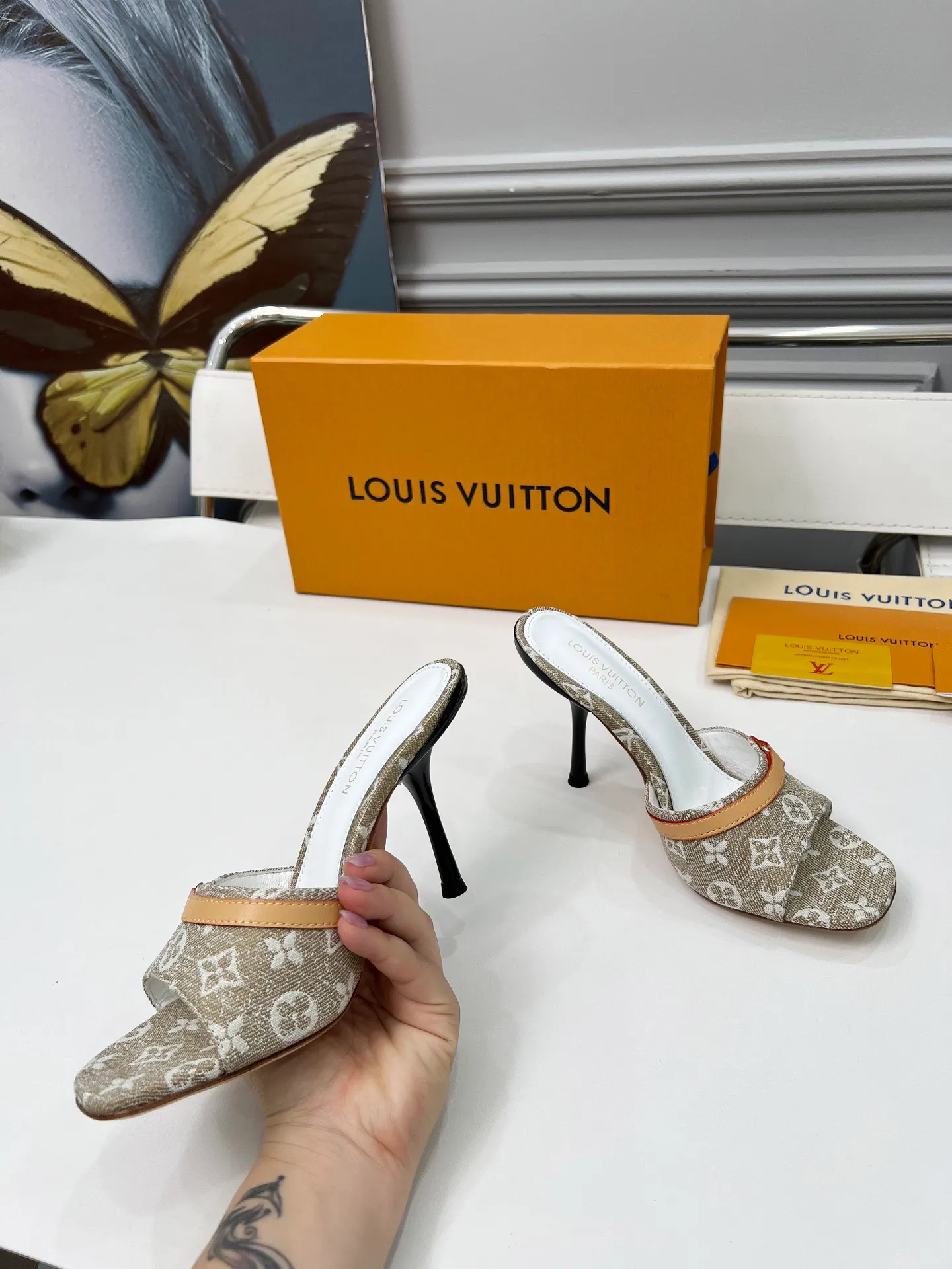 👟👟Ex-factory price 440👟👟 LV new denim kitten heel slippers 2025 summer must-have for goddesses, original replica, super comfortable on the feet. Show off the queen's temperament, the heel height is 9.5CM, which shows your temperament without being tiring. Leather outsole. Standard code: 35-42 (41 and 42 codes are customized, non-returnable and non-exchangeable)